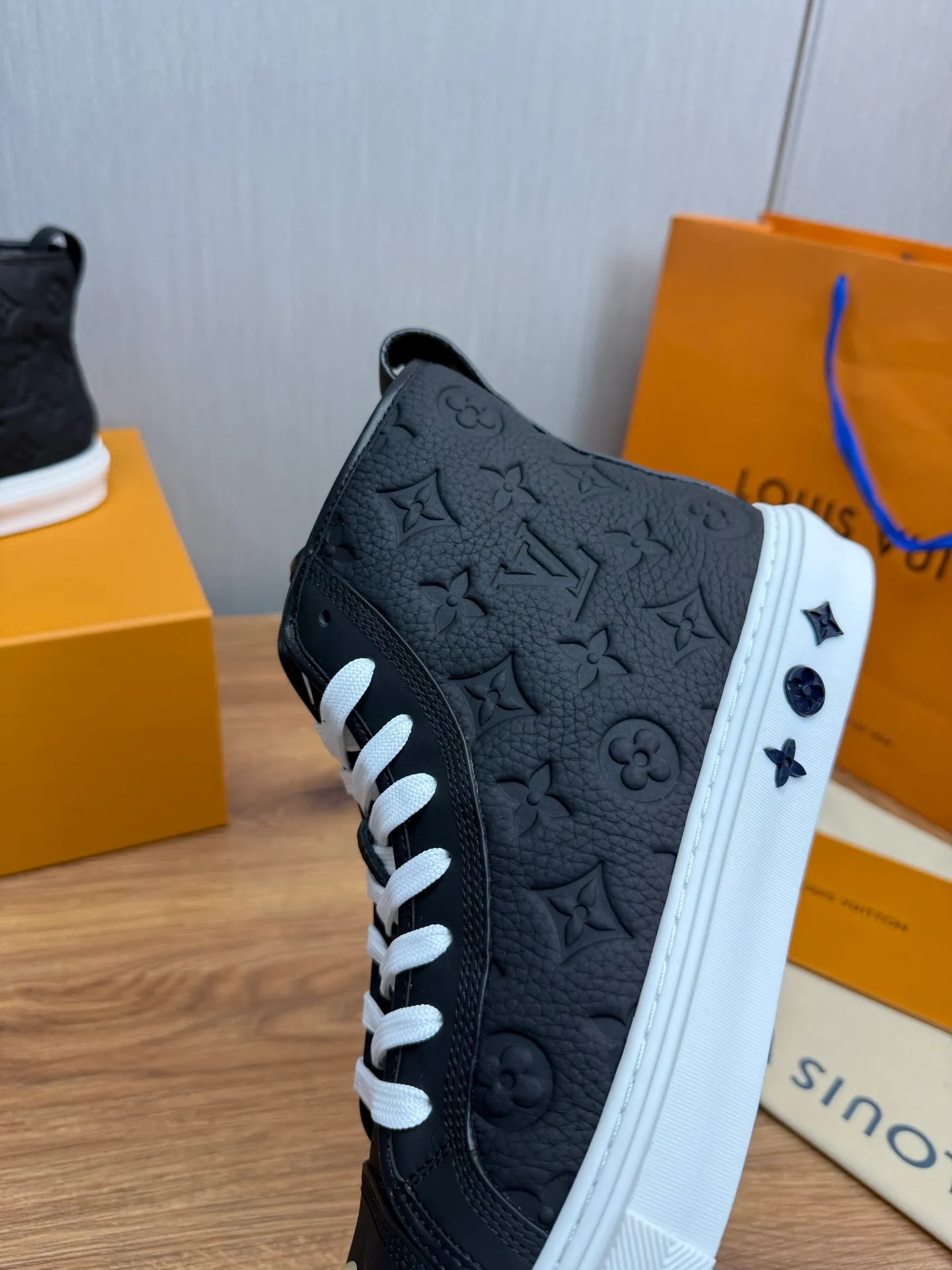 Men's shoes 💰840💰 LOUIS VUITTON [Luden Yiwei] The new trendy Lv is on the market 🎁, casual and fashionable men's shoes 👟 1:1 shipment ⬆️The upper is made of imported cowhide + cowhide mesh lining, the original wear-resistant rubber outsole, the version is simple and elegant, exclusive for trendy men. 38-45 (38.45 is non-refundable if made to order)